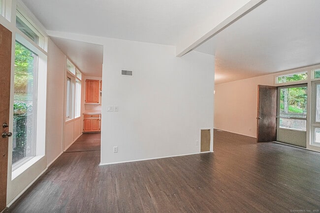 Building Photo - 203 Hoyt St