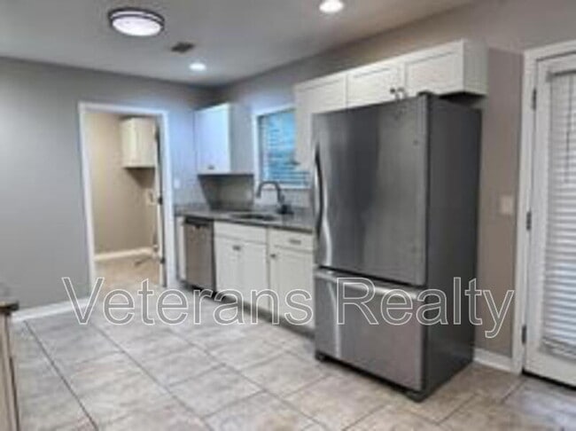 Building Photo - 113 Alverado Dr