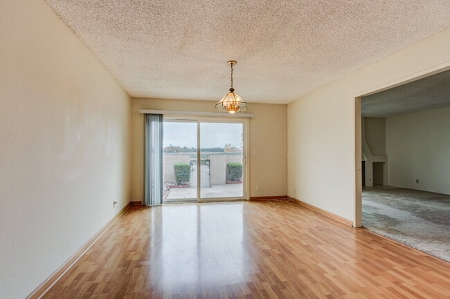 Building Photo - Resort-style amenities in a highly desirab...