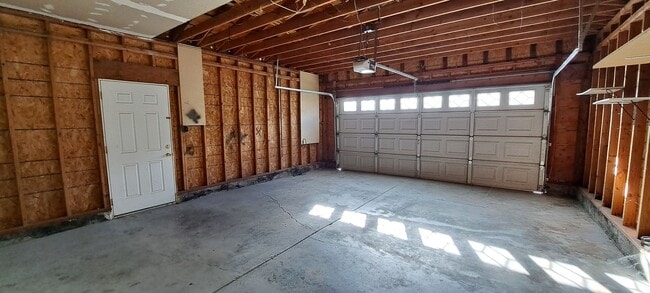 Building Photo - Wow this Charmer has 4 Bedrooms with 2 Primary Bedrooms w/Full Bathrooms