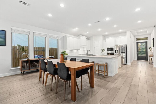 Building Photo - 1909 Sir Nathaniel Ln