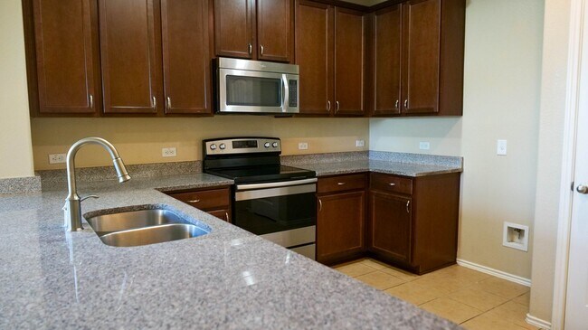 Building Photo - Spacious 5 Bedroom Home in Reserve at Westcreek