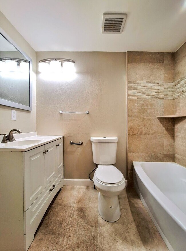 Building Photo - Beautiful & Spacious 3bd Townhouse w/Detached Garage