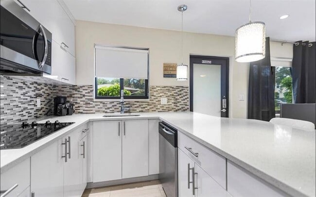 Building Photo - 320 NE 15th Ave