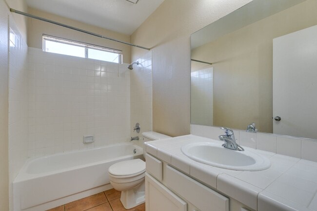 Building Photo - SUMMERLIN, SPACIOUS, 4 BED HOME WHITH A LARGE BACKYARD