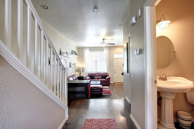 Building Photo - Parker Stonegate townhome style condo, Des...