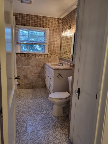 Building Photo - 3325 Tampa St