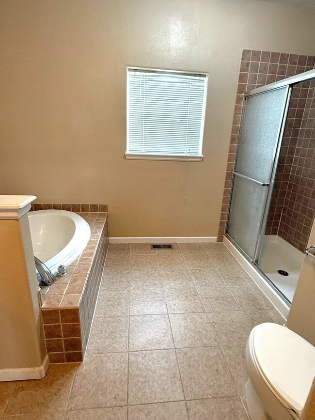 Building Photo - Gorgeous 4 bedroom with Triple Garage