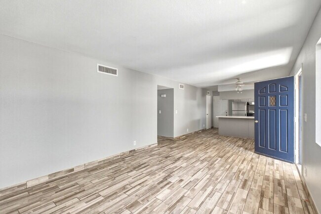 Building Photo - 1129 N Wedgewood Cir