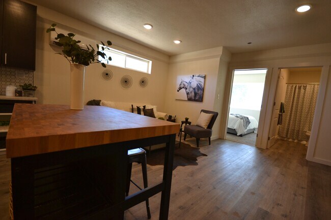 Building Photo - 560 SW Paiute St