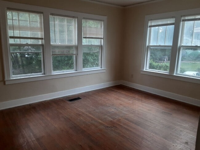 Building Photo - 2Bedroom Home