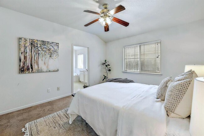 Building Photo - 117 Rosemary Cove