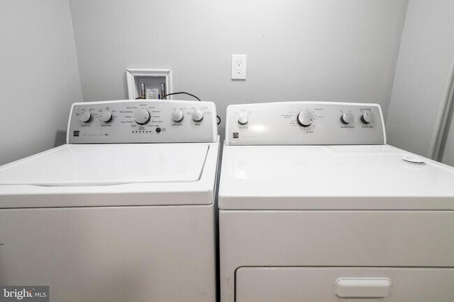 Building Photo - 6621 Hallwood Ave