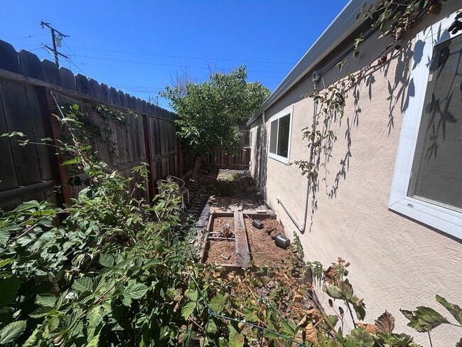 Building Photo - 41562 Carmen St