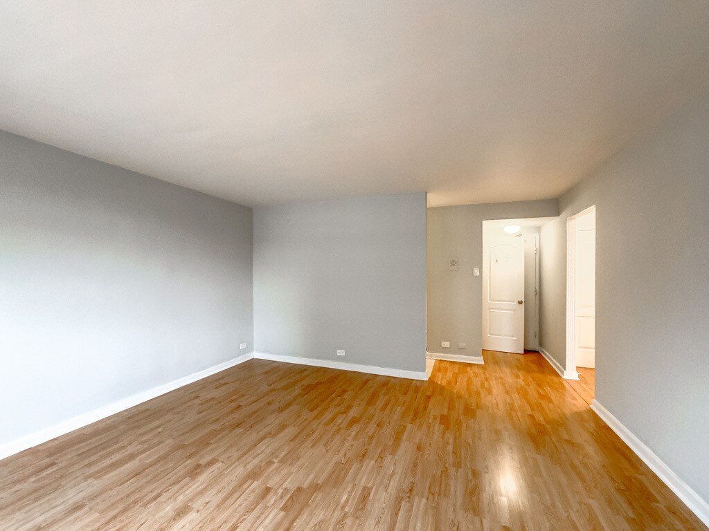 Building Photo - 450 W Wellington Ave