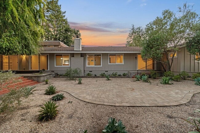 Building Photo - Spacious Menlo Park Retreat with 6 Bedroom...
