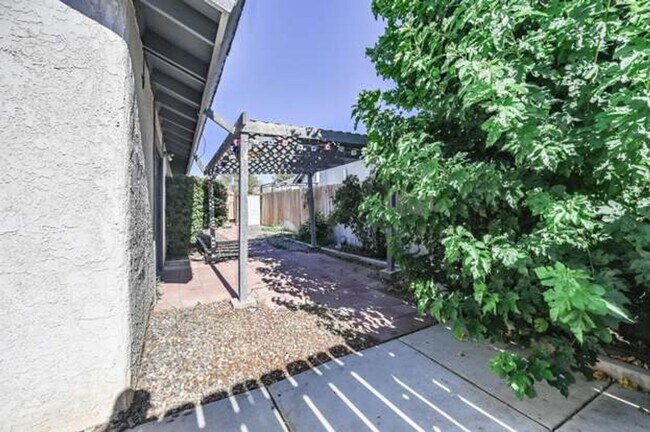 Building Photo - Great Ridgecrest 4 Bedroom Home