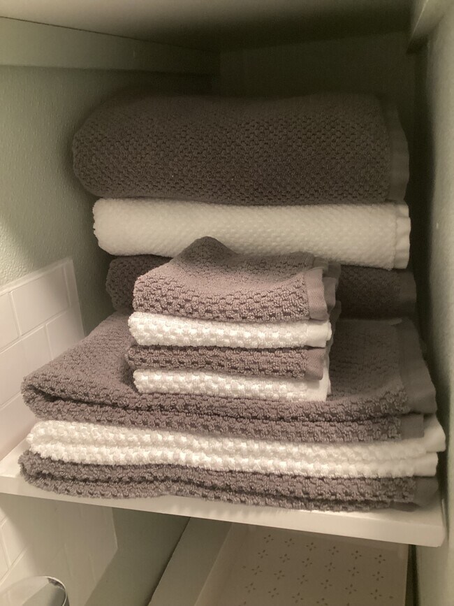 Building Photo - 2-1512 E Routt Ave