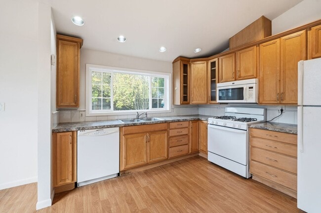 Building Photo - 6830 SE 50th Ave