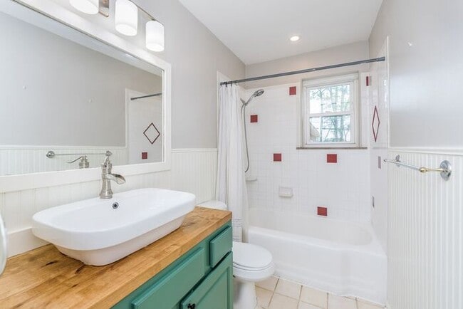 Building Photo - Fantastic 4 Bedroom Home In Great North Indy Location!