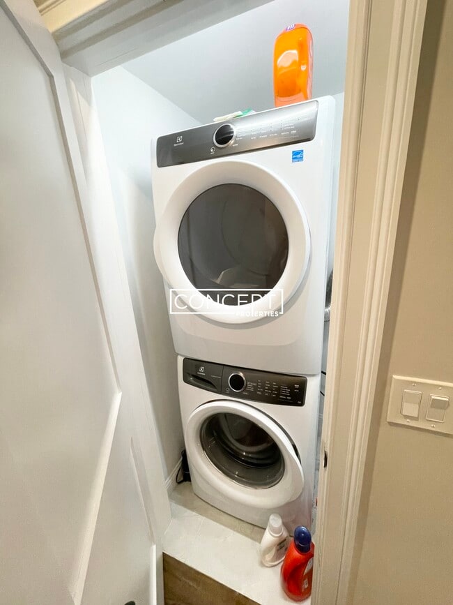 Building Photo - 2017 Commonwealth Ave