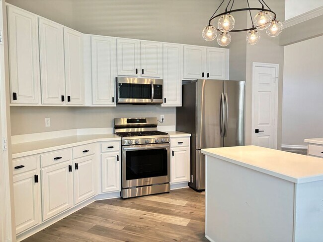 Building Photo - Available 7/9. Gorgeous, Fully Remodeled 3...