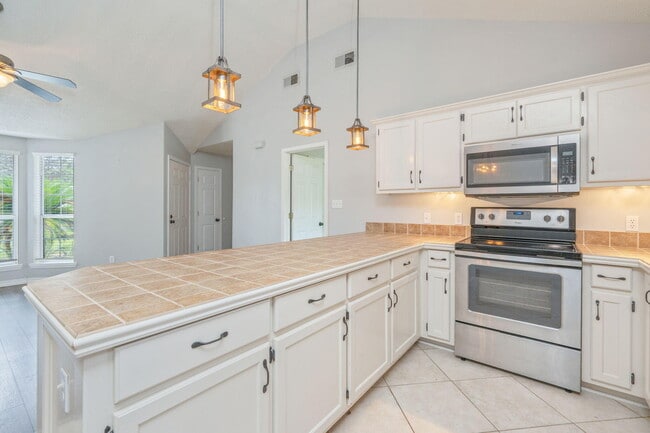 Building Photo - 6507 Flagler Dr
