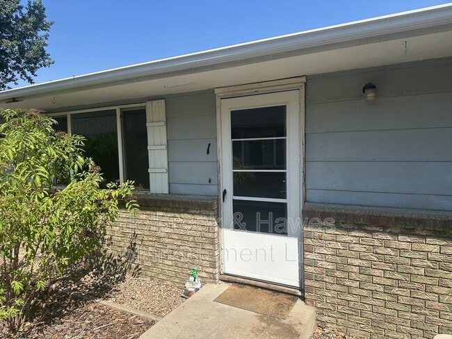 Building Photo - 601 N Bryan Ave