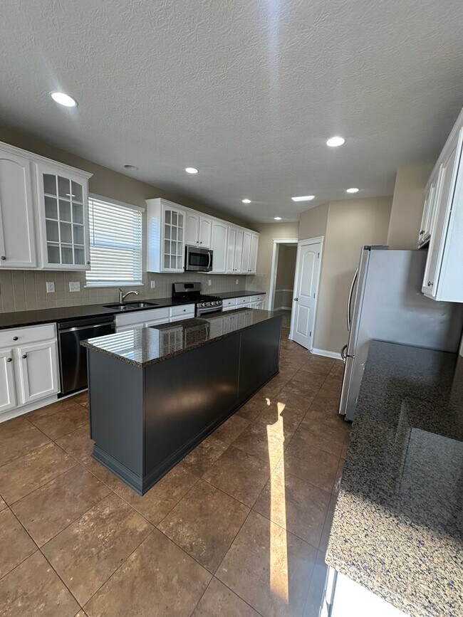 Building Photo - Lakes of Worthington