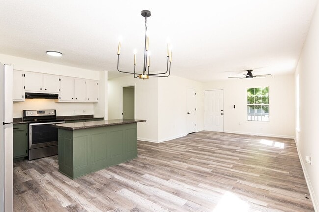 Building Photo - Three Bedroom Home Move in ready!