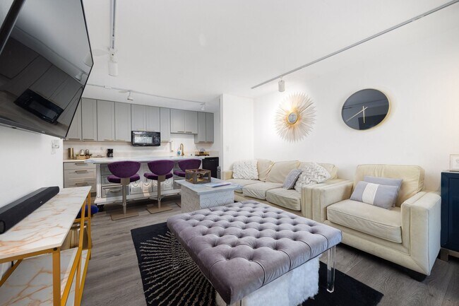 Building Photo - Beautifully Updated 2 Bedroom Condo with Optional Furniture!