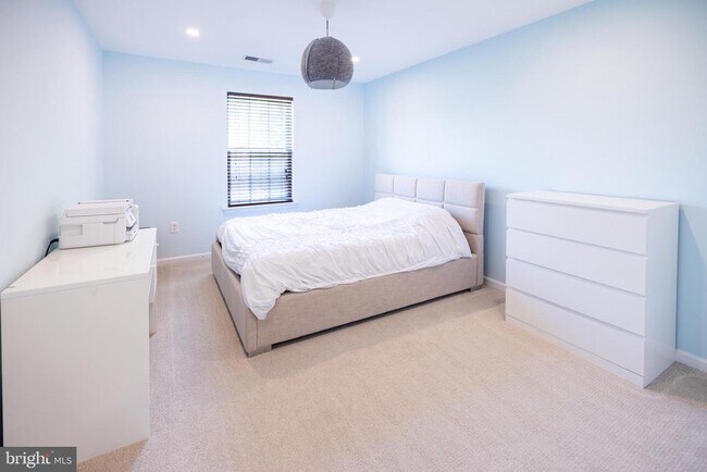 Building Photo - 8727 Raleigh Mews