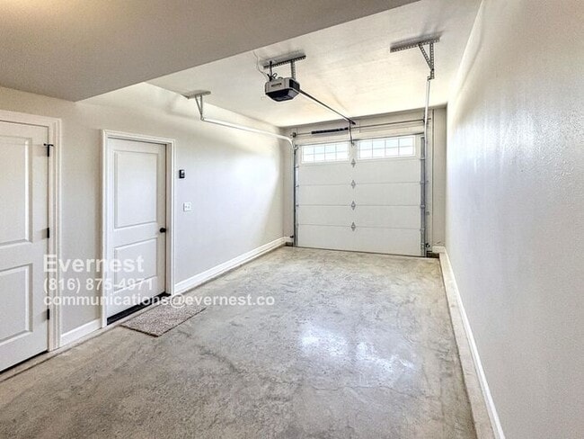 Building Photo - Beautiful 3-Bedroom Townhome with Modern A...