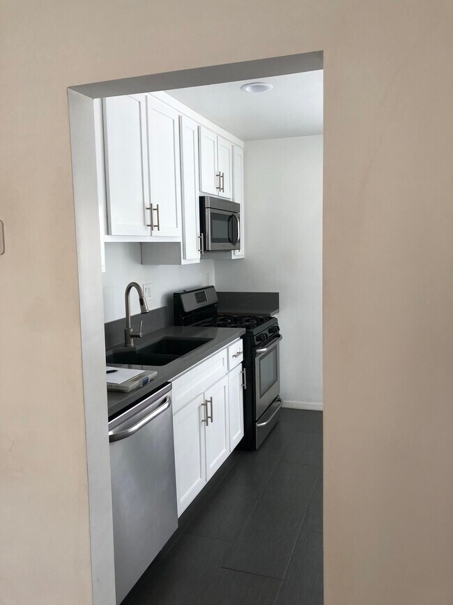 Building Photo - 1275 E 2nd St