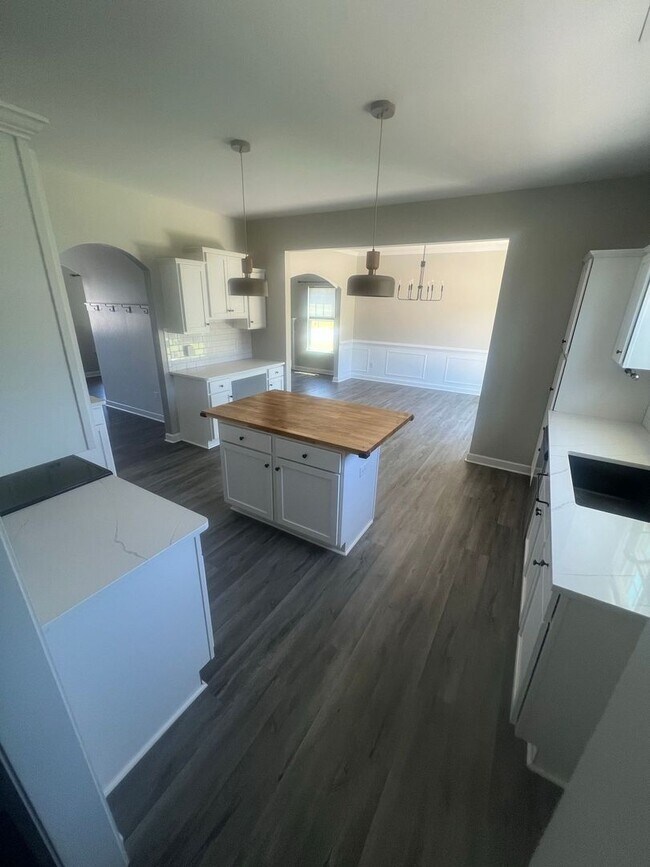 Building Photo - 303 Breezeway Dr
