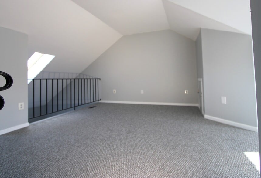 Building Photo - 7827 Hidden Creek Way