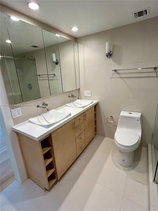 Building Photo - 5415 Collins Ave