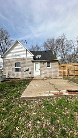 Building Photo - 1516 E 9th St