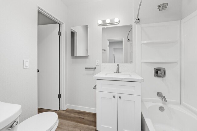 Building Photo - HILLCREST GREAT RENOVATED ONE BEDROOM APARTMENT.