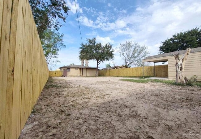 Building Photo - 704 E Schunior St