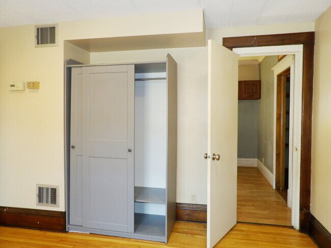 Building Photo - 3 Bedrooms | 2 Bathrooms Near UofM