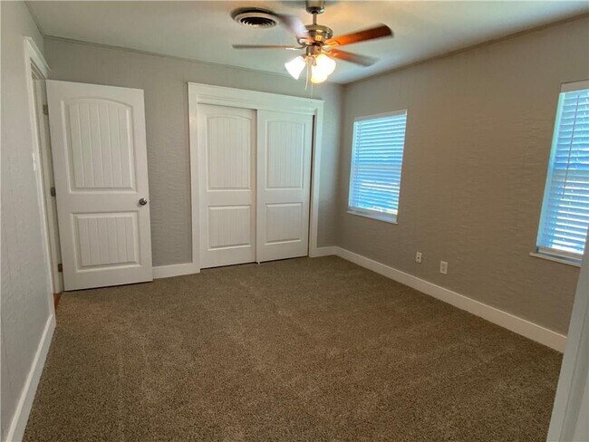 Building Photo - 102 E Live Oak St