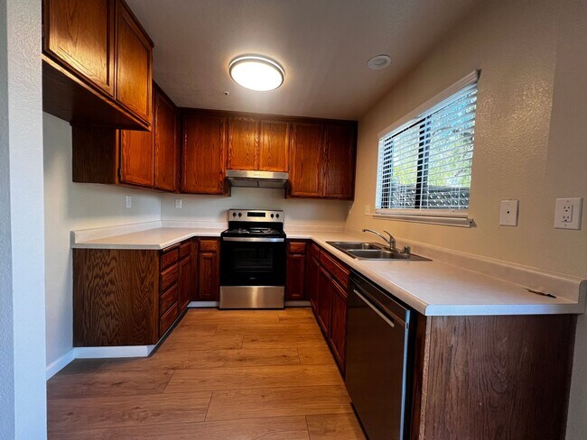 Building Photo - Beautifully remodeled 3-bedroom, 1.5-bath ...