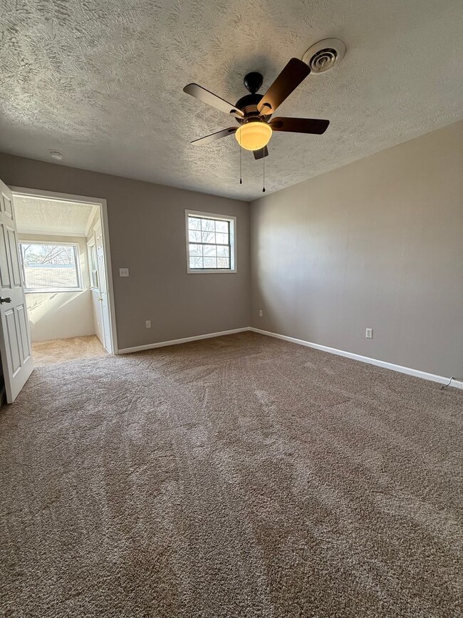 Building Photo - 2 BD 1 BA HOUSE - Fresh paint and new floo...