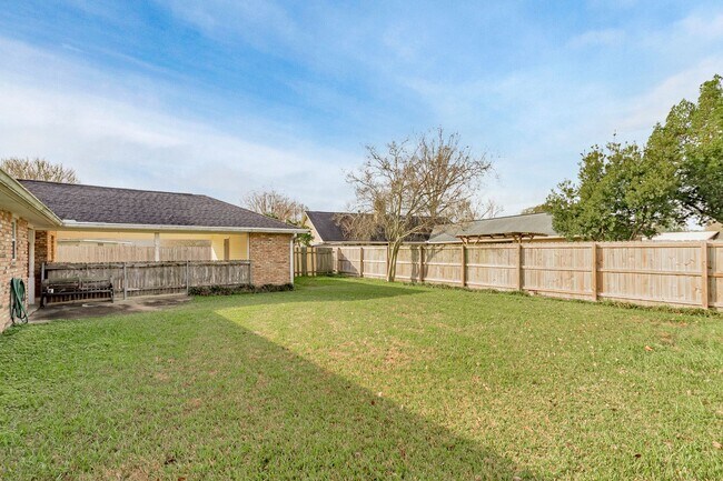 Building Photo - 3 Bedroom House Available off Jefferson Hwy