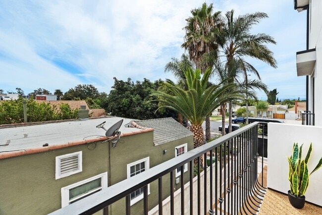 Building Photo - Bright and Spacious Newly Renovated Townhome | 5 Bedroom | 5 Bathroom | Parking Included