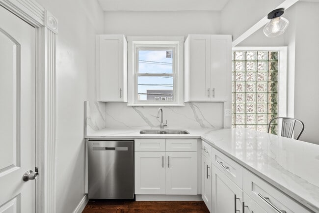 Building Photo - 3214 W Division St