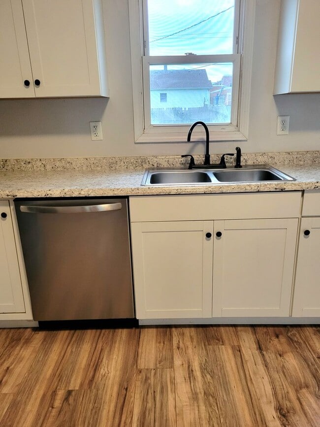 Building Photo - Renovated and Move in Ready...769 Condit, ...