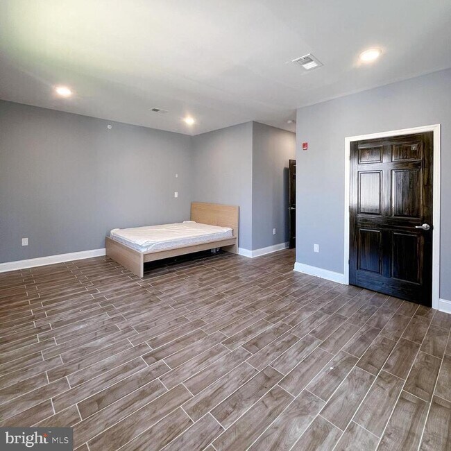 Building Photo - 1306-8 N Carlisle St