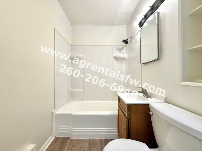 Building Photo - 2 Bedroom House